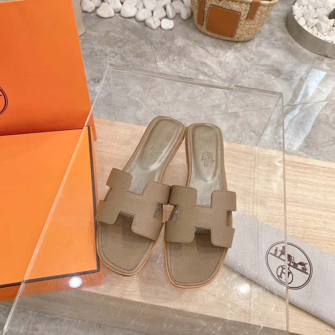 👟👟Ex-factory price 300👟👟 Genuine leather sole +40 🦄Hermès "Palm Print" has added new color sandals, "Year-round shipment" with three-dimensional concave and convex feeling on the classic "H" upper... It is a must-have item in your wardrobe, and it is magically versatile in this summer! This model fully demonstrates the classic Hermès style "palm print". Classic calfskin material ~ imported sheepskin. Lining 🐎Size: 34~42. Heel height ② type: low heel 1.5cm. Medium heel 4.5cm. Genuine leather sole +40 rubber sole.